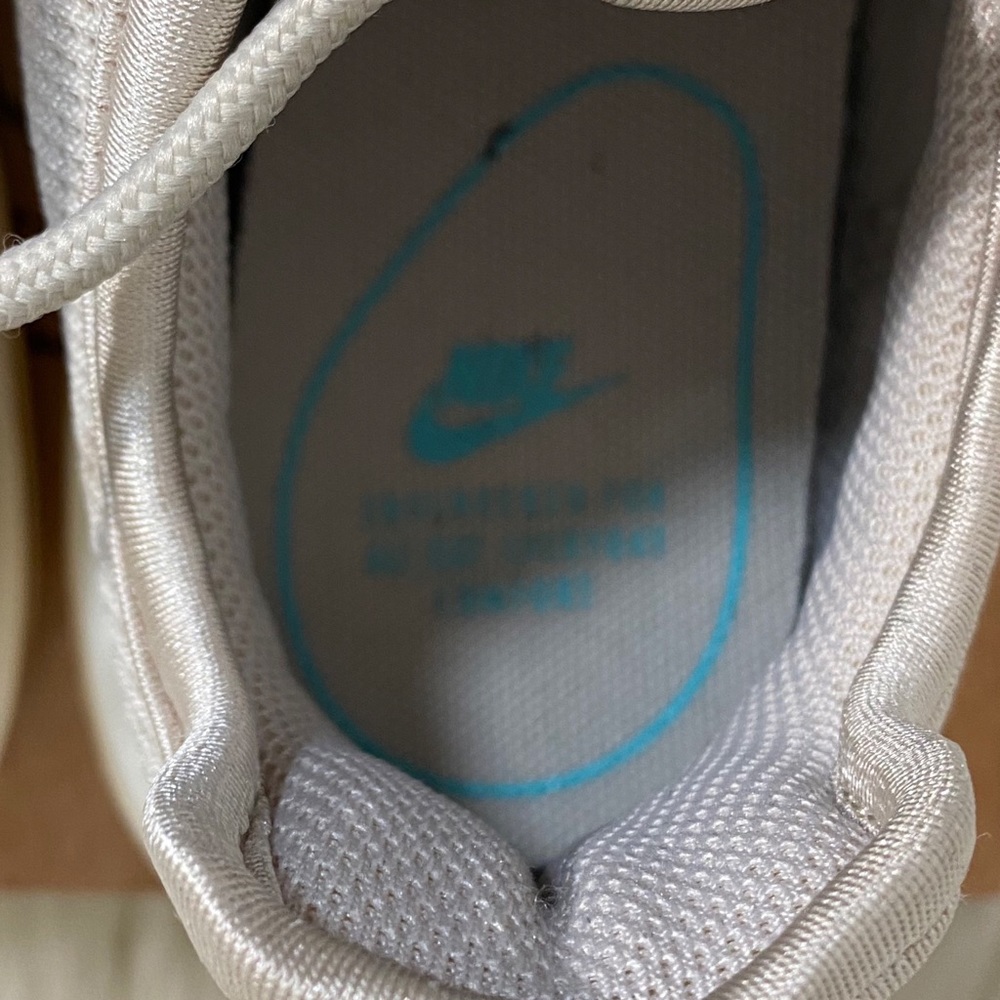 Nike Air Max Axis Sneakers - Picture 10 of 11